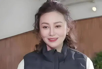 55岁潘金莲近照惊呆网友，昔日女神发福变慈祥，独身创业活出真我