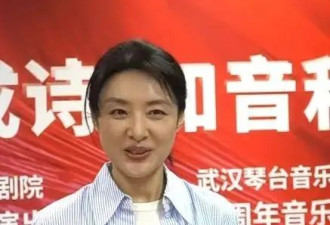 57岁周涛现身武汉大剧院，穿蓝色条纹衬衣素颜出镜，颜值太抗打了