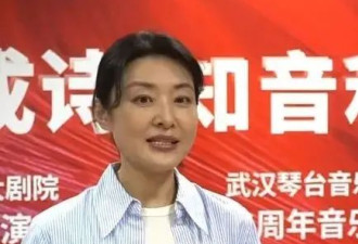 57岁周涛现身武汉大剧院，穿蓝色条纹衬衣素颜出镜，颜值太抗打了