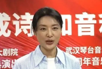 57岁周涛现身武汉大剧院，穿蓝色条纹衬衣素颜出镜，颜值太抗打了