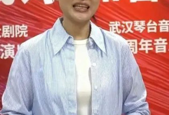 57岁周涛现身武汉大剧院，穿蓝色条纹衬衣素颜出镜，颜值太抗打了