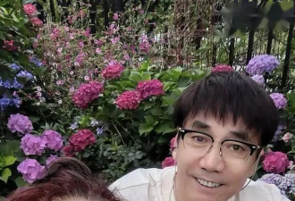 61岁范明和大六岁富婆妻秀恩爱，南京别墅曝光，花园上百平带泳池