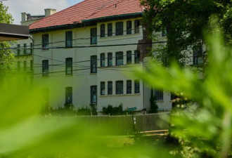 川普高中母校又陷困境 又一位中国商人出手拯救