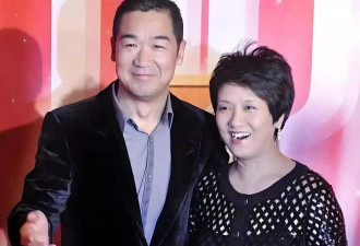张国立和家人现身澳大利亚，67岁邓婕打扮像贵妇