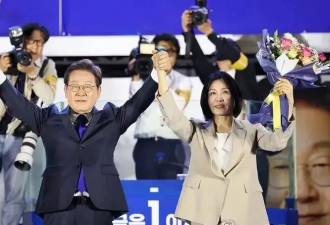 58岁韩国新总统夫人优雅亮相，白富美嫁穷小子34年，堪称最强贤内助！