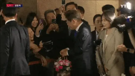 58岁韩国新总统夫人优雅亮相，白富美嫁穷小子34年，堪称最强贤内助！