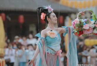 火上央视的“天女散花”演员，真容曝光！腰上常勒得青一块紫一块