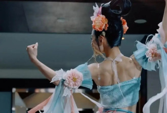 火上央视的“天女散花”演员，真容曝光！腰上常勒得青一块紫一块