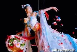 火上央视的“天女散花”演员，真容曝光！腰上常勒得青一块紫一块