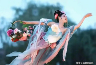 火上央视的“天女散花”演员，真容曝光！腰上常勒得青一块紫一块