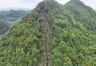贵州毕节一山体开裂出现巨大裂痕，村民听到巨响