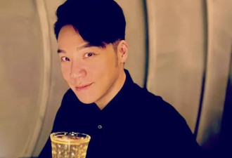 香港知名男星宣布破产后深居简出,和同性结婚九年