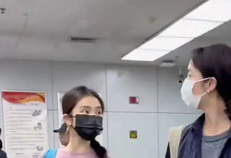 19岁黄多多留学归来，穿紧身衣又美又瘦真洋气，个子比妈妈矮太多
