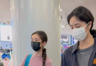 19岁黄多多留学归来，穿紧身衣又美又瘦真洋气，个子比妈妈矮太多