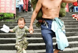 "你比棒棒爸爸更棒!" 朝天门梯坎上爸爸牵着的小男孩高考啦