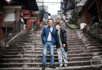 "你比棒棒爸爸更棒!" 朝天门梯坎上爸爸牵着的小男孩高考啦