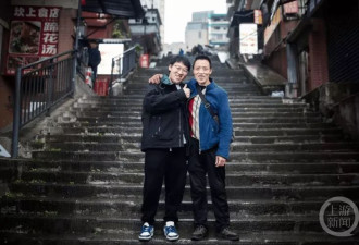 "你比棒棒爸爸更棒!" 朝天门梯坎上爸爸牵着的小男孩高考啦