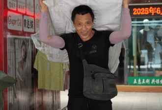 "你比棒棒爸爸更棒!" 朝天门梯坎上爸爸牵着的小男孩高考啦