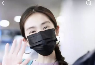 19岁黄多多机场被偶遇：母女走一起有明星范