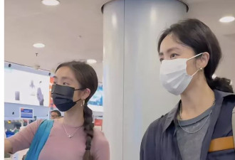 19岁黄多多机场被偶遇：母女走一起有明星范