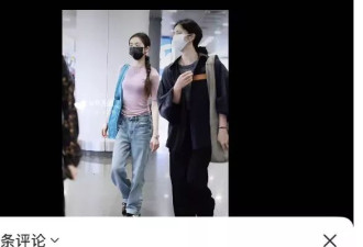 19岁黄多多机场被偶遇：母女走一起有明星范