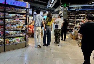 井柏然刘雯合体逛街被偶遇，井柏然主动揽刘雯腰肢