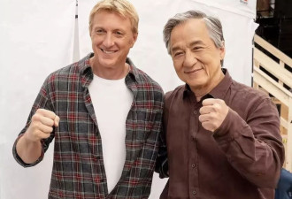 71岁成龙和朋友吃海底捞，白发苍苍好显老