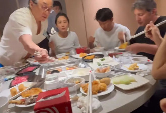 71岁成龙和朋友吃海底捞，白发苍苍好显老