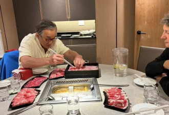 71岁成龙和朋友吃海底捞，白发苍苍好显老