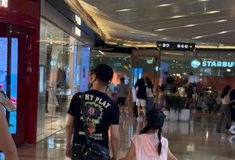 汪峰带两个孩子逛街 左右手各牵一娃超幸福
