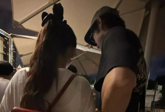 金莎与小18岁男友现身澳门，42岁穿得像二十