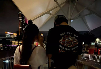 金莎与小18岁男友现身澳门，42岁穿得像二十