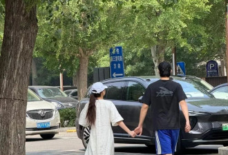 金莎与小18岁男友现身澳门，42岁穿得像二十