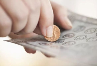 刮中6000万变富婆!女收到爸爸送的刮刮乐,打算买房了