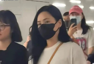 44岁阿娇机场亮相，又复胖了身材圆润，网友：第一眼以为是孕妇