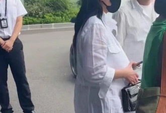 44岁阿娇机场亮相，又复胖了身材圆润，网友：第一眼以为是孕妇