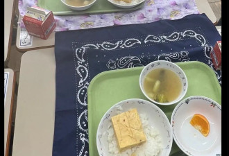日本小学生营养午餐只有一块鸡块引家长暴怒！
