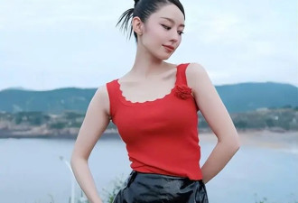 吉娜带火了夏日辣妹风 红色吊带+皮裙秀大长腿