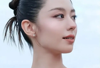 吉娜带火了夏日辣妹风 红色吊带+皮裙秀大长腿
