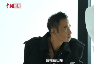 70岁任达华回山东老家收麦子,一点不输年轻人