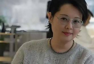 53岁袁立巴黎度假，瘦了有10斤颜值回春