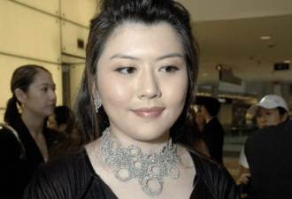 原来她是向太的女儿，身材发福但不掩美貌