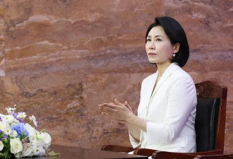 58岁韩国新总统夫人：嫁潜力股，穿搭亲民，品位完胜硅胶脸前任