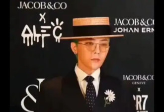 权志龙演唱会排面真大，高圆圆随音乐蹦迪，baby大方现身没包袱