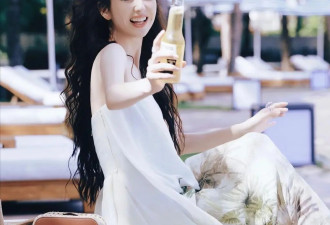 41岁佟丽娅美翻了！活动现场穿一身白裙，太美了