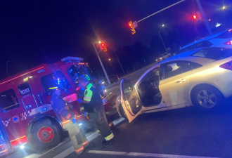 士嘉堡401高速公路惊现醉酒女司机，睡过去了警察怎么拍都不醒