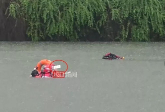 网约车在湖中下沉 女司机在湖中举着手机取消订单