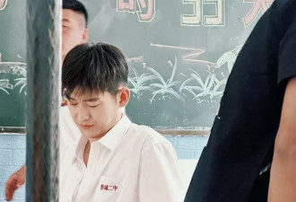 41岁张翰扮嫩演高中生被吐槽，脸部苍老眼神疲惫