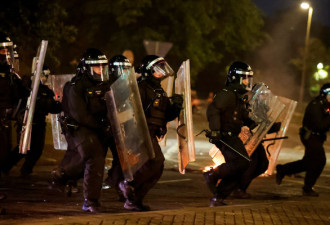 北爱尔兰爆发“反移民暴动” 纵火 打砸 伤警…