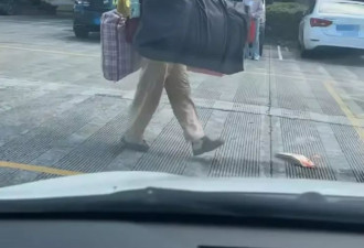 女孩高考完挑行李回家，官方：她认为这很平常